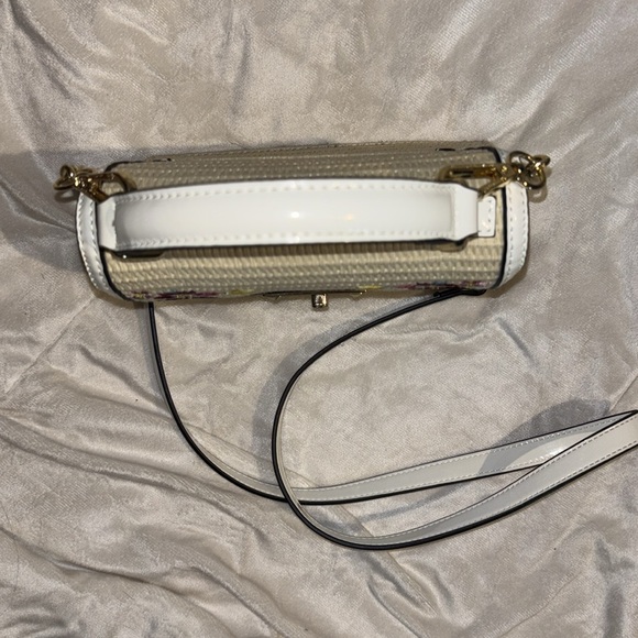 ALDO CREWEL STITCH WHITE FLORAL CROSSBODY STRAW PURSE HANDBAG
GOLD HARDWARE - Picture 5 of 9